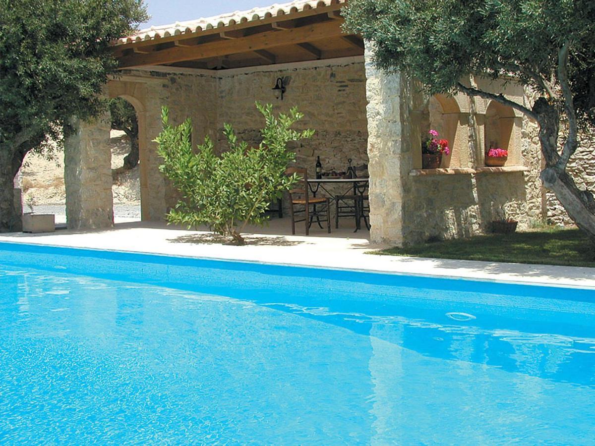 Sprawling Vlilla In Malades Agios Sillas Exterior foto