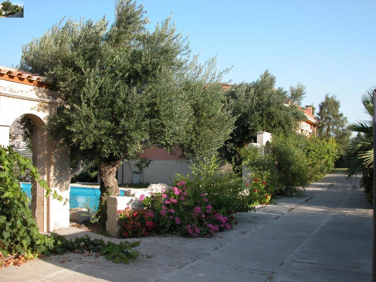 Sprawling Vlilla In Malades Agios Sillas Exterior foto