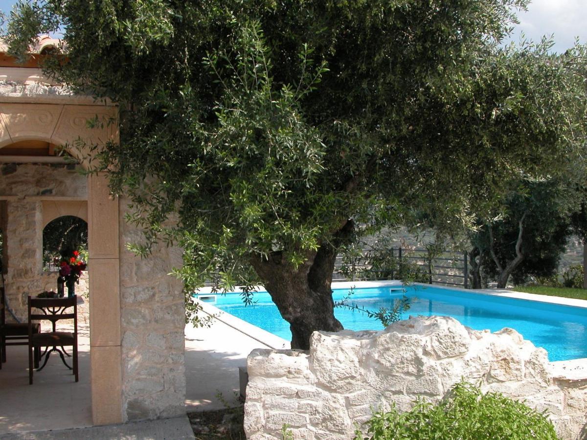 Sprawling Vlilla In Malades Agios Sillas Exterior foto